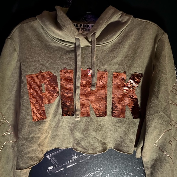 PINK VICTORIAS SECRET GREEN RUST SEQUINS GOLD SCRIPT SLEEVE CROP HOODIE LARGE - Picture 5 of 13